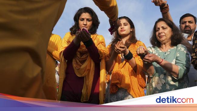 Potret Artis Bollywood Mandi Suci Rayakan Festival Maha Kumbh Mela