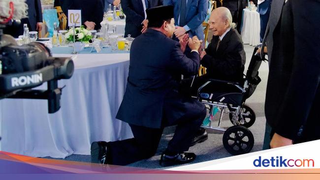 Momen Prabowo Membungkuk Salami Emil Salim di Peluncuran Danantara