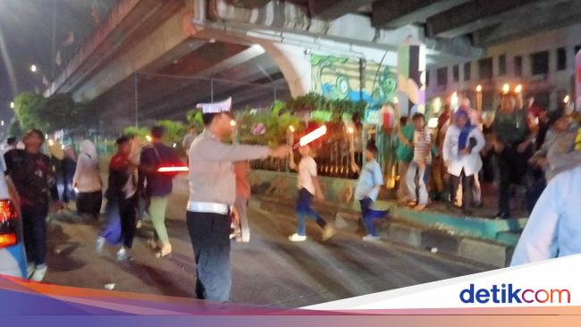 Ramai Pawai Obor Sambut Ramadan di Ciputat, Polisi Atur Lalin