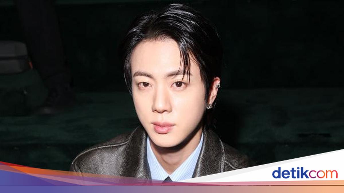 Qin oqishi bilan qoplangan külotlar aks ettirilgan ruscha porno