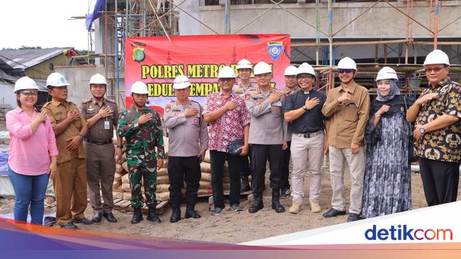 Polisi Beri Sumbangan 100 Sak Semen untuk Pembangunan Gereja di Bekasi