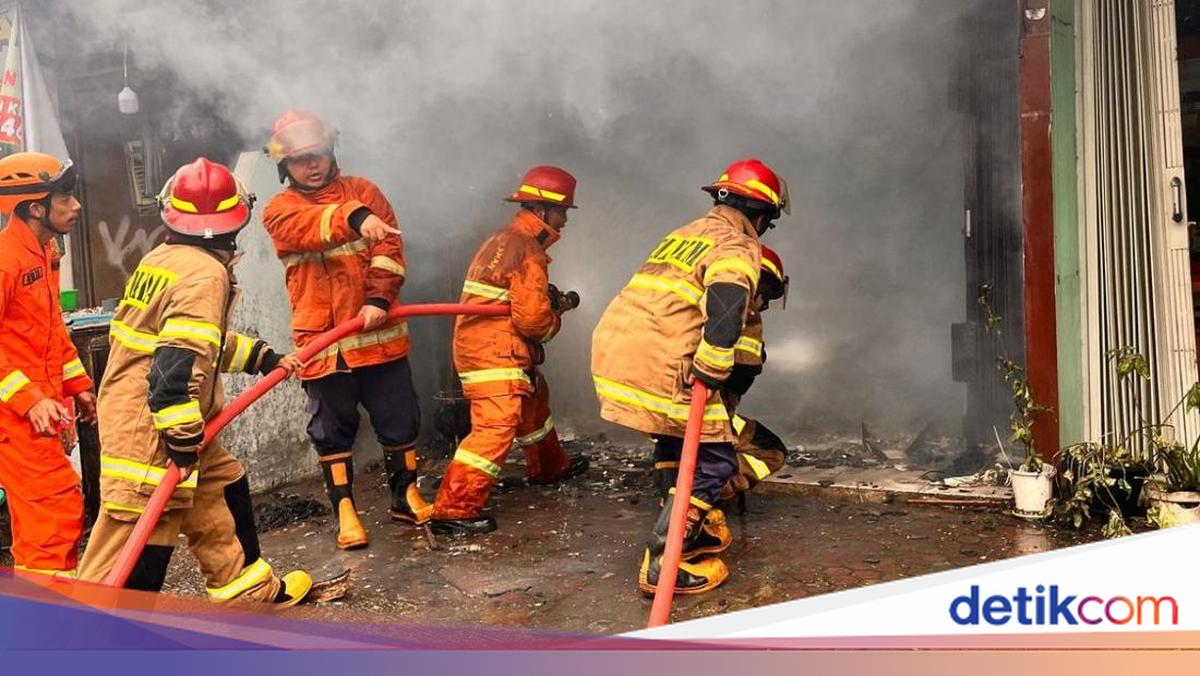 Petugas Damkar Terluka di Wajah Saat Padamkan Kebakaran Asrama Polisi di Kalideres