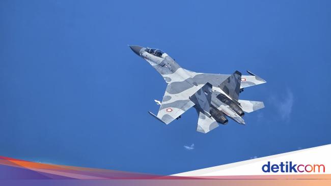 Dua Jet Tempur Sukhoi SU-27/30 Unjuk Kemampuan di Langit Makassar