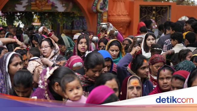 Festival Shivaratri, Umat Hindu India Antre Masuk Kuil untuk Sembahyang