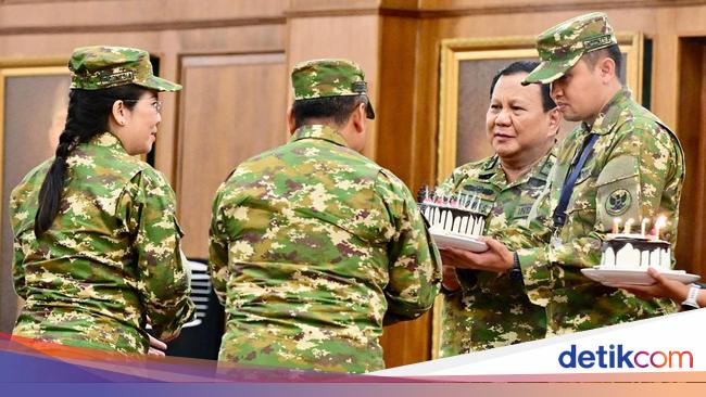 Momen Prabowo Beri Kue Ulang Tahun ke Wali Kota Singkawang-Depok di Retret