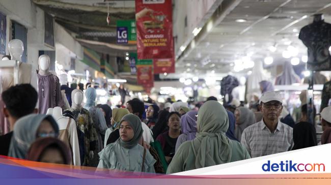 Sesaknya Pasar Tanah Abang Jelang Puasa