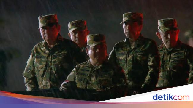 Hujan-hujanan, Prabowo Semobil dengan SBY-Jokowi Cek Pasukan Parade Senja