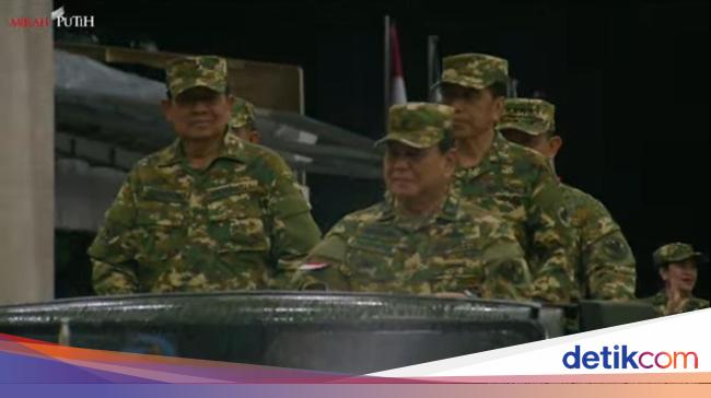 Puan Ikut Naik Maung Inspeksi Pasukan Parade Senja di Akmil