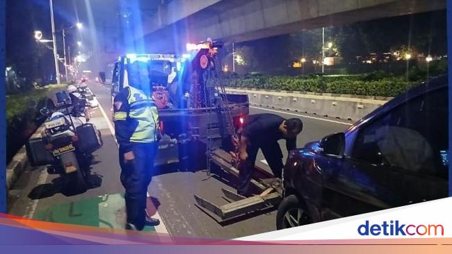 Mobil Tabrak Pembatas Jalan di Sisingamangaraja Jaksel, Tak Ada Korban