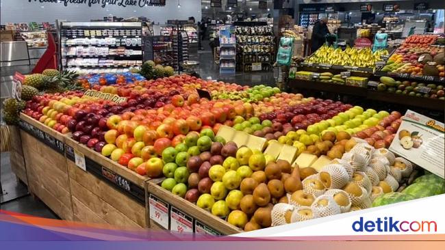 Demi Konten, Wanita Ini Kencingi Makanan di Supermarket