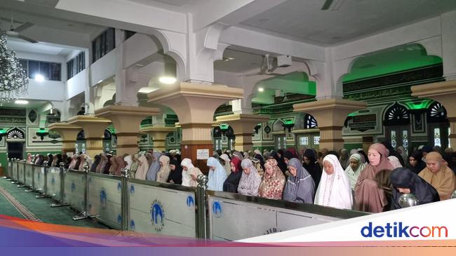 Melihat Suasana Khusyuk Salat Tarawih Perdana di Masjid Al-Azhar Jaksel