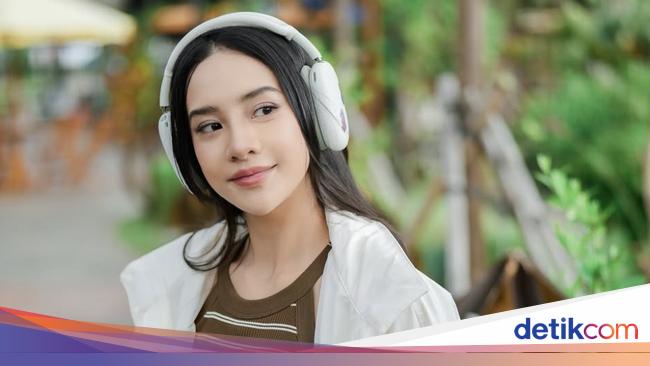 Pose Cantik Anya Geraldine Saat Jajan Es Krim di Seoul dan Paris