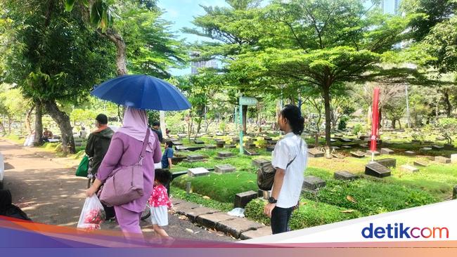 Peziarah Masih Datangi TPU Karet Bivak Jelang Ramadan