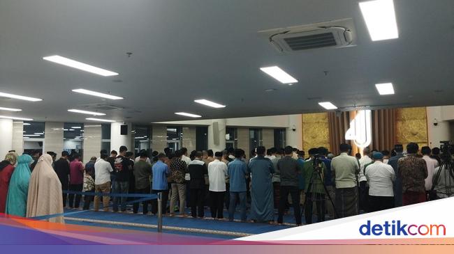 Warga Muhammadiyah Salat Tarawih Perdana di Masjid At-Tanwir Jakpus