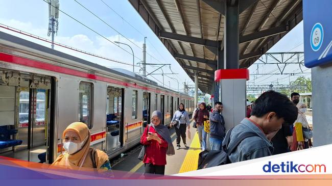 Pengguna Harap Tak Ada yang Buang Sampah Sembarangan saat Buka Puasa di KRL