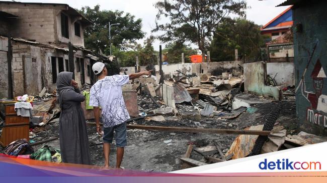 Api di Atas Atap Hanguskan Puluhan Rumah Sederhana di Duren Sawit