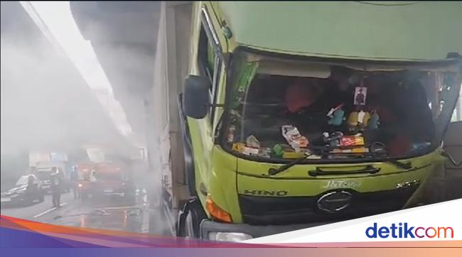 Truk Boks Muatan Sepatu Terbakar di Tol Tambun Selatan