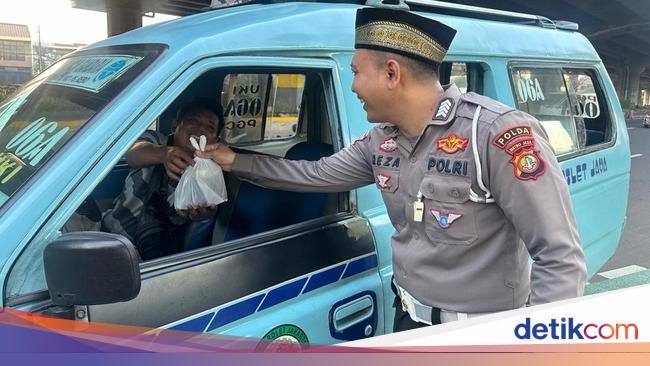 Sambut Ramadan, Polantas Polda Metro Bagi Takjil Selama Sebulan Penuh