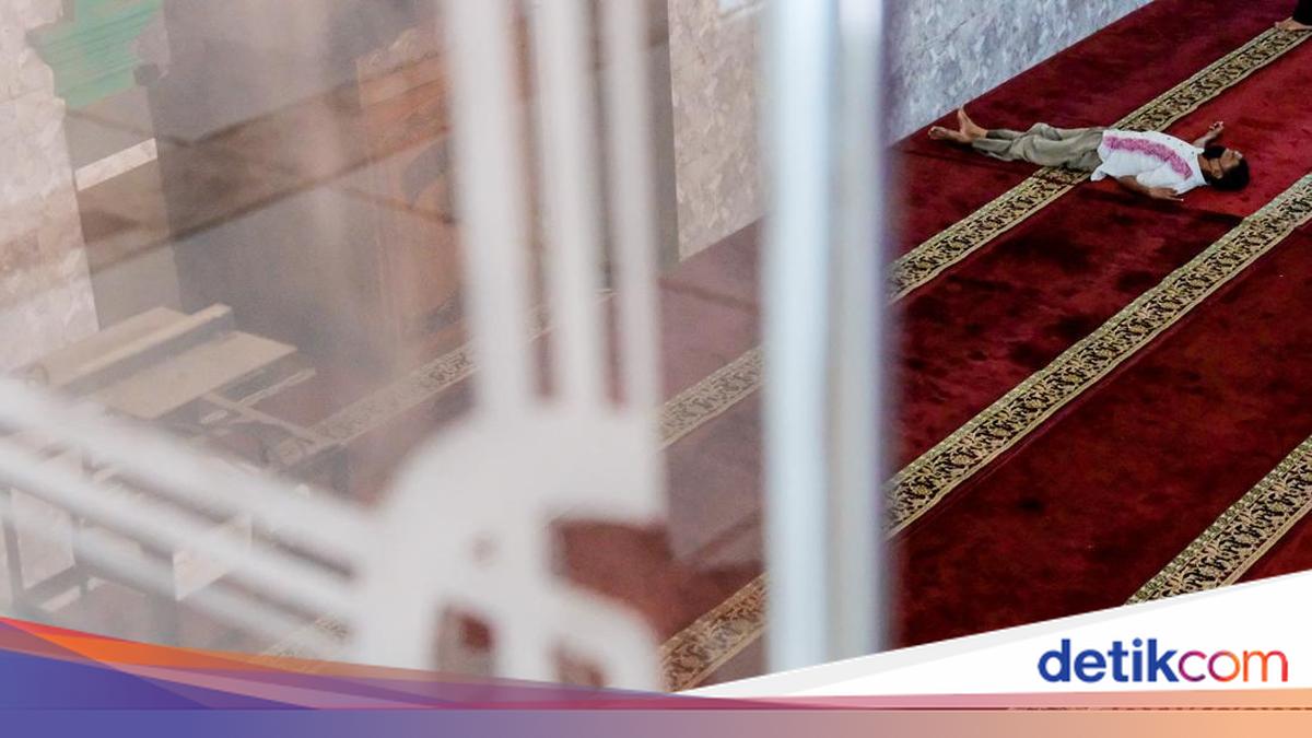 Masjid dikenal sebagai tempat ibadah yang suci. Beberapa orang bahkan menegur ketika melihat seseorang makan, minum, atau tidur di dalam masjid. Apa hukumnya?