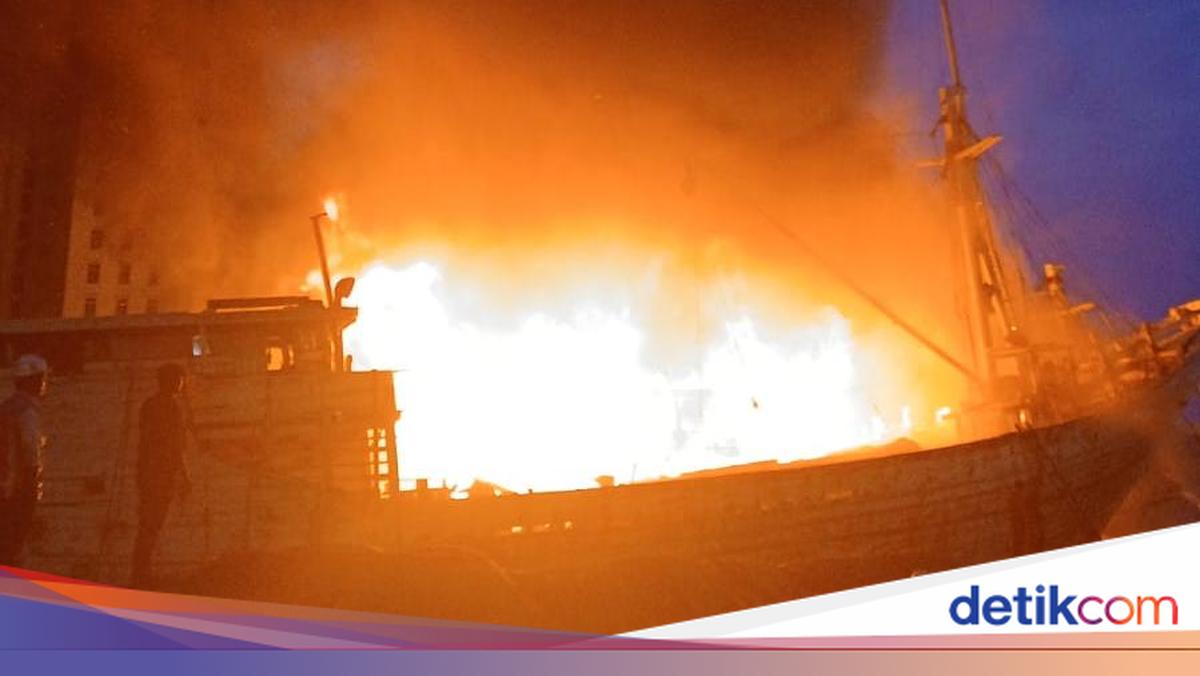 Api Berkobar Kapal di Pelabuhan Rakyat Ancol Terbakar, Api Berkobar
