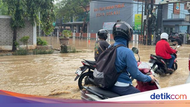 Lalu Lintas Jalan Ahmad Yani Bekasi Macet Parah Akibat Banjir