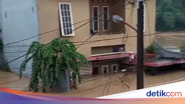 Keluh Kesah Warga Jabodetabek Diterjang Banjir Sampai Seatap Rumah