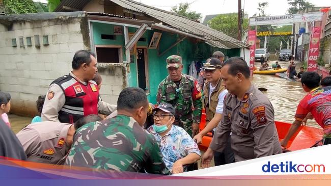 TNI-Polri Evakuasi Warga Sawangan Korban Banjir 1,5 Meter Saat Mau Cuci Darah