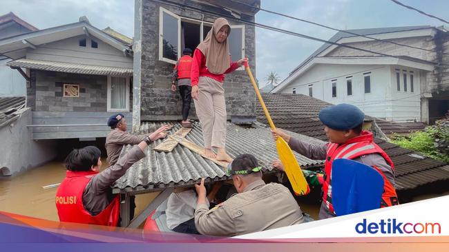 Momen Kapolsek Pesanggrahan AKP Seala Evakuasi Warga Terjebak Banjir 2 Meter