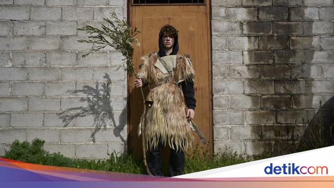 Karnaval Unik di Yunani, Warga Desa Berpakaian Kulit Domba dan Kambing