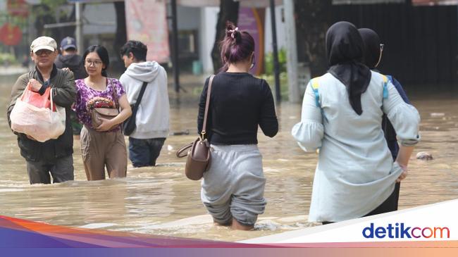 Grand Galaxy Bekasi Banjir, Motor dan Mobil Terendam Air