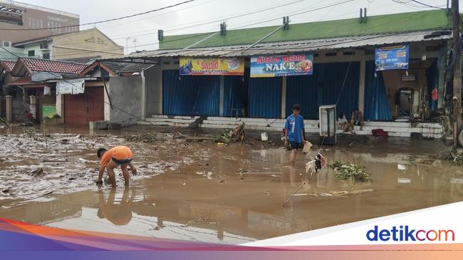 Banjir Besar Vila Nusa Indah Bekasi Tinggalkan Lumpur Tebal