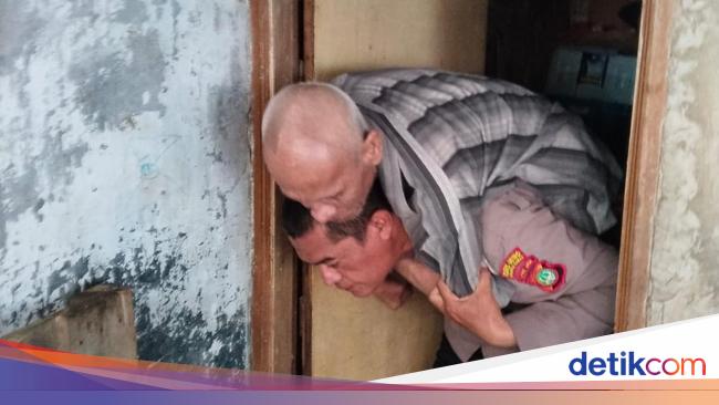 Aksi Sigap Polisi Gendong Lansia Stroke Terjebak Banjir di Jakbar