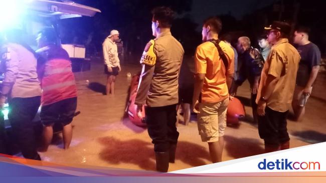 Momen Polres Bogor Berjibaku Evakuasi Korban Banjir hingga Bantu Logistik