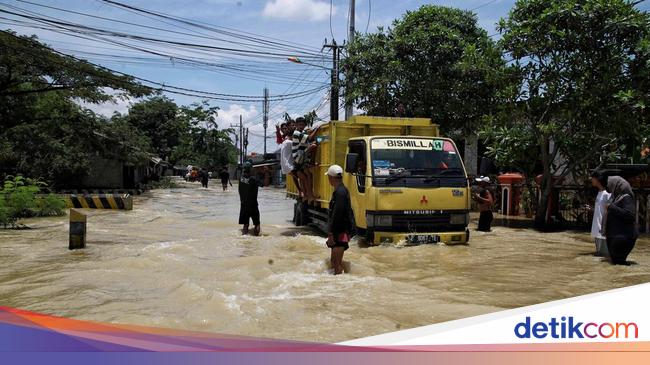 Banjir Lumpuhkan Jalan Gabus Raya Bekasi