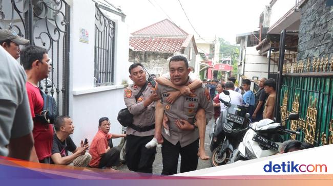 Polisi Gendong Lansia Terjebak Banjir di Cawang