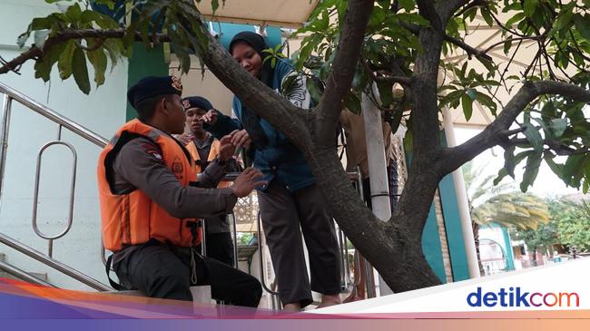 Brimob Sebar Ratusan Anggota ke Titik Banjir Jabodetabek, Evakuasi Anak-Lansia