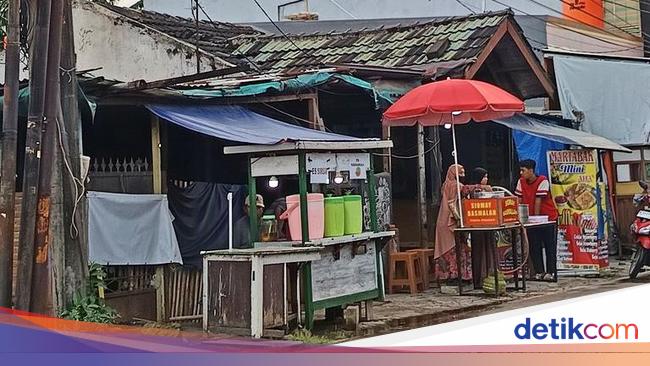 Es Sirsaknya Ludes Diborong, Penjual Ini Sampai Sujud Bersyukur