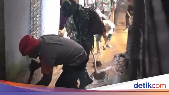 Polres Bersihkan Sisa Banjir di Cisarua, Polwan Tim Trauma Healing Hibur Anak-anak