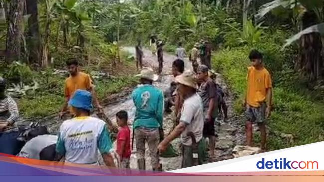 Menanti Janji Politik Hasbi, Warga Lebak Swadaya Perbaiki Jalan Desa