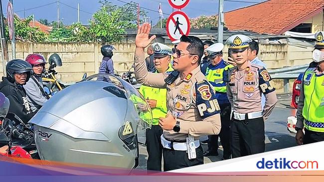 Momen Pemotor Sorak Sorai Dikawal Polisi Masuk Tol gegara Banjir Bekasi