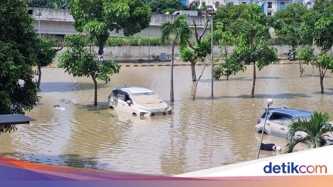 Tatapan Pasrah Pemilik Mobil yang Terendam Banjir di Mal Mega Bekasi