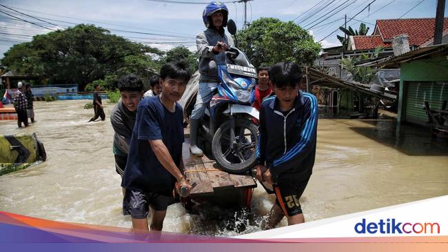 Ojek Gerobak Laris Manis di Tengah Banjir Jalan Gabus Raya Bekasi