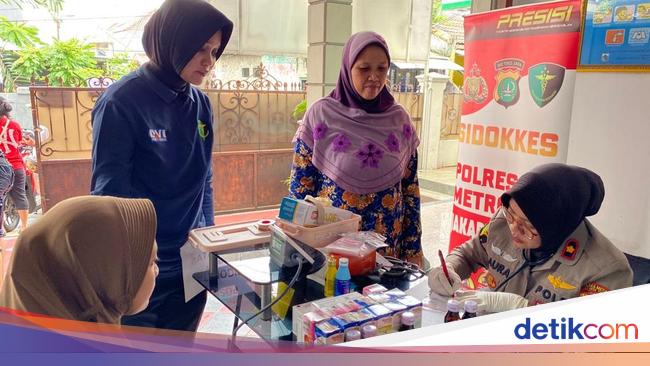 Polres Jaktim Dirikan Posko Kesehatan untuk Korban Banjir di Cawang