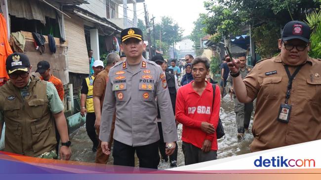 Polisi Evakuasi Warga Terdampak Banjir di Pondok Aren Tangsel