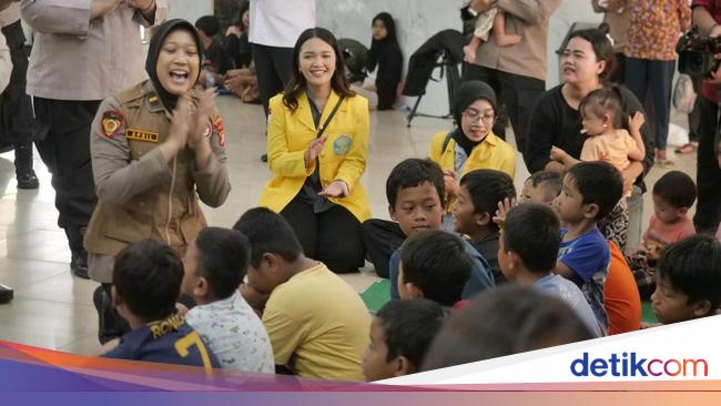 Polri dan Mahasiswa Beri Trauma Healing ke Korban Banjir di GOR Youth Center