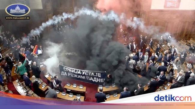 Potret Kacau Sidang Parlemen Serbia gegara Anggota Lempar Granat Asap