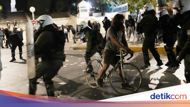 Bentrokan Polisi dengan Massa di Yunani Berakhir Ricuh