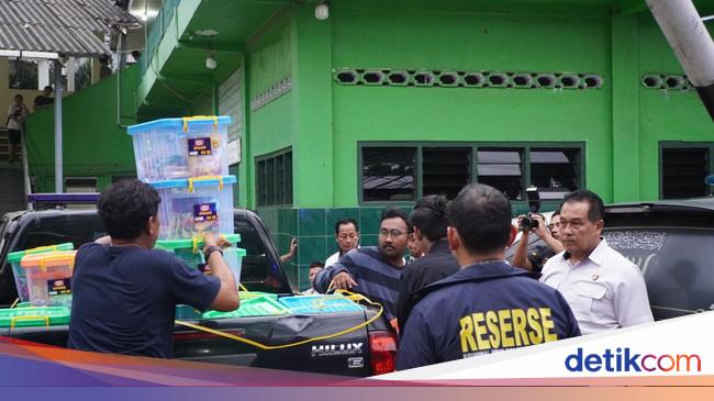 Ditreskrimum Polda Metro Salurkan Bantuan ke Korban Banjir di Condet