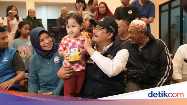 Sampaikan Salam Presiden, Gus Ipul Kunjungi Korban Banjir Jakarta