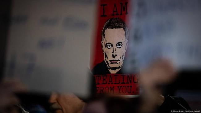 Mungkinkah Elon Musk Putus Akses Starlink bagi Ukraina?